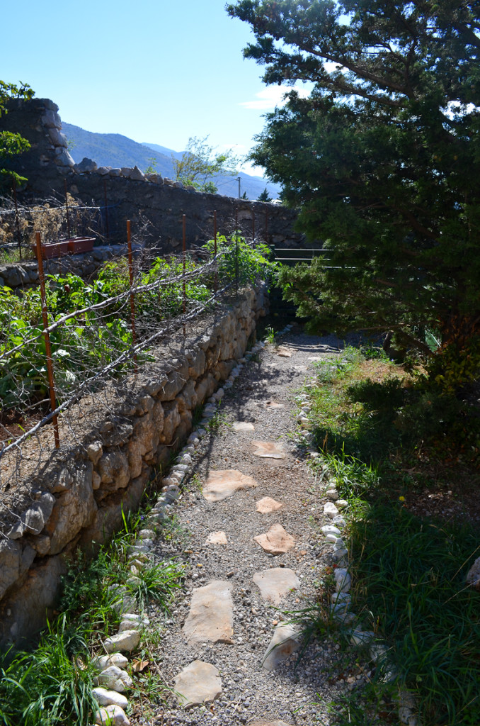 Little pathway Emir made this spring, leading towards the composting area. No more muddy shoes and a lot of mess behind. 